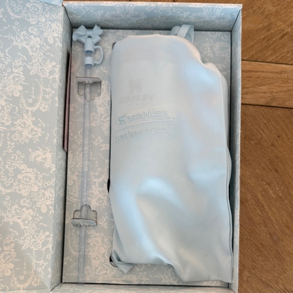 Stanley x LoveShackFancy 40 OZ in Toscana Toile - Picture 2 of 4